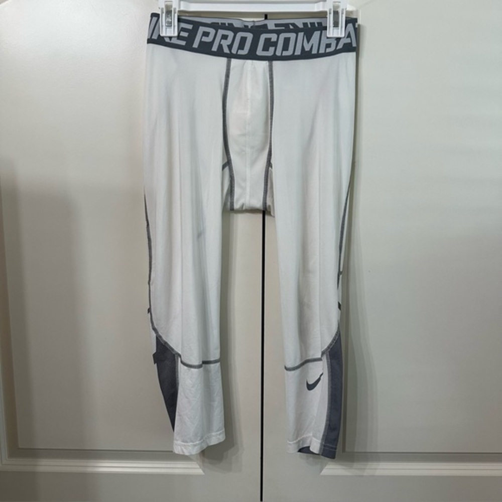 Nike Pro Combat White and Gray Tights
SIZE LARGE